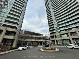 1 Elm Dr W in Mississauga, ON - Building Photo