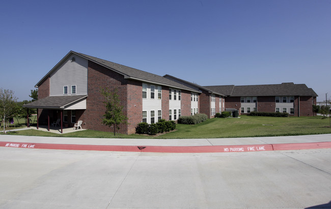 Heritage Landing Senior Apartments in Tulsa, OK - Foto de edificio - Building Photo