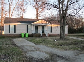 108 Suzanne Cir in Roanoke Rapids, NC - Building Photo