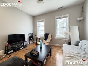 83 Newbury St, Unit 3 in Somerville, MA - Foto de edificio - Building Photo