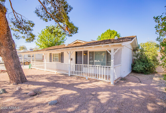 8208 E MacKenzie Dr in Scottsdale, AZ - Foto de edificio - Building Photo