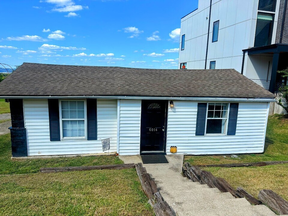 6014 Hill Cir Dr in Nashville, TN - Building Photo