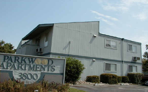 Parkwood Apartments in Turlock, CA - Building Photo - Building Photo