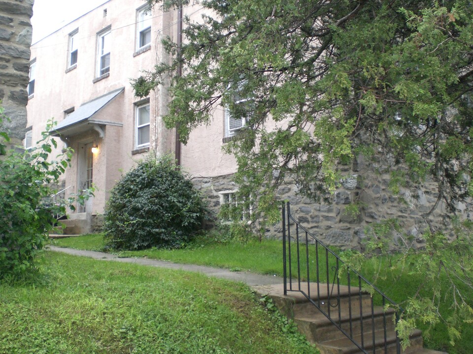 2321 Haverford Rd, Unit 2-D in Ardmore, PA - Foto de edificio