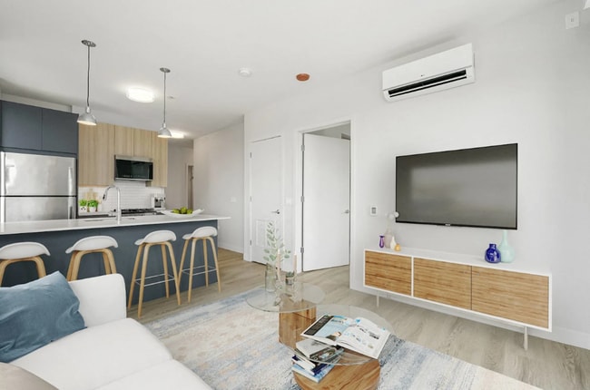 300 N Ashland Ave, Unit 2 in Chicago, IL - Building Photo - Building Photo