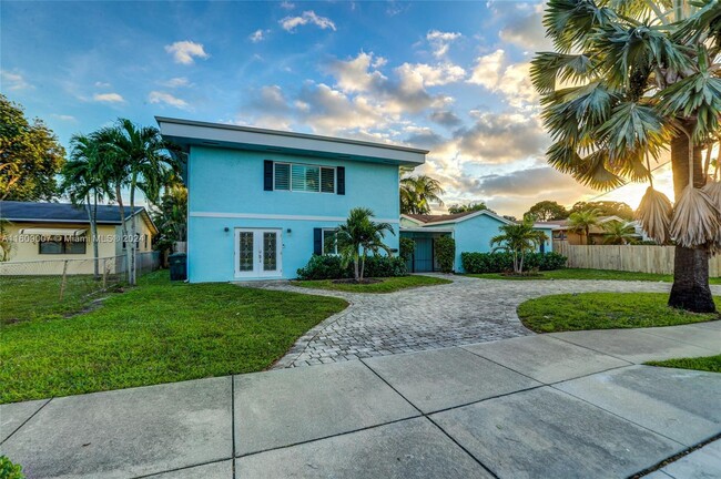 736 NE 34th Ct in Oakland Park, FL - Foto de edificio - Building Photo