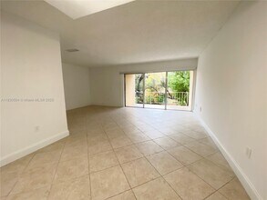 9371 Fontainebleau Blvd in Miami, FL - Building Photo - Building Photo