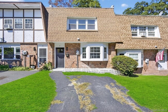 8 Roundtree Ct in Beacon, NY - Building Photo - Building Photo