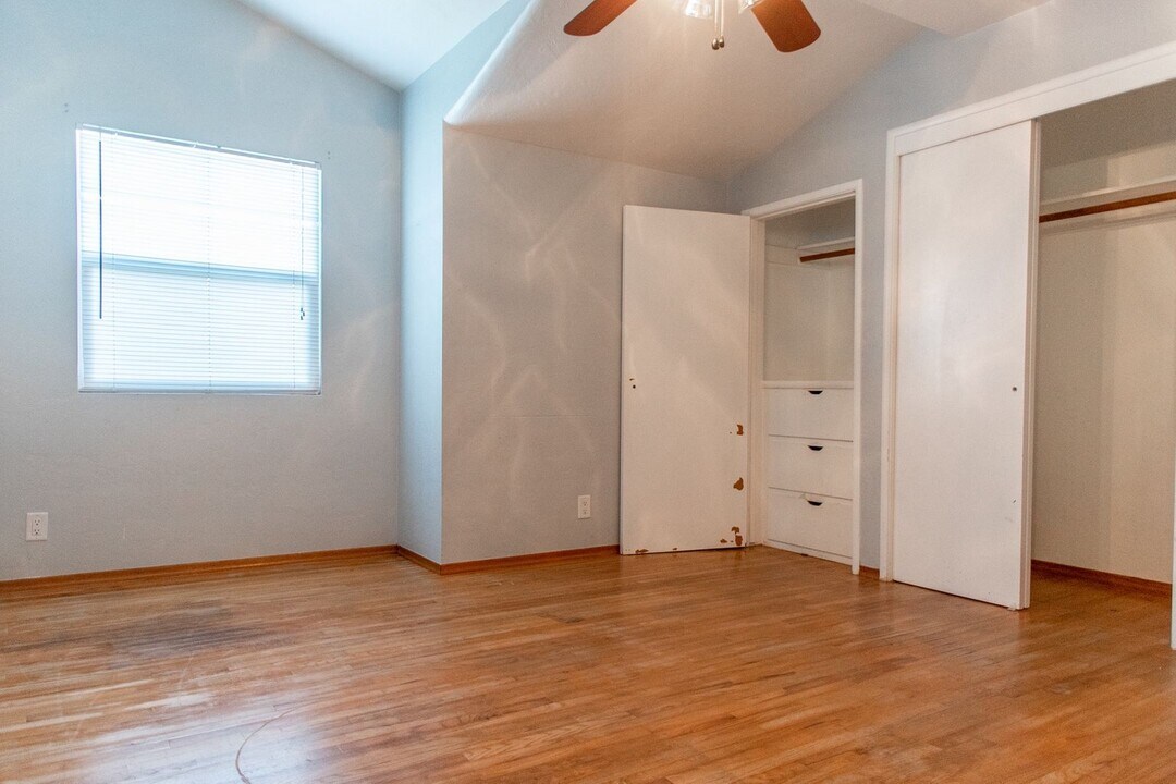 2320 S Locust St in Visalia, CA - Building Photo
