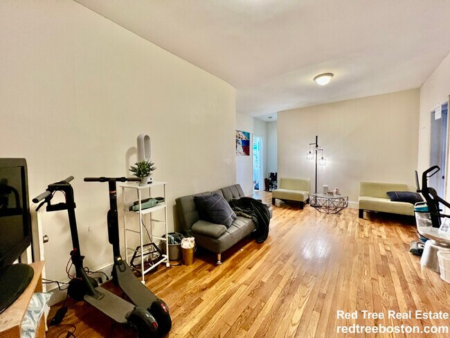 60 Egmont St, Unit 1 in Brookline, MA - Foto de edificio - Building Photo