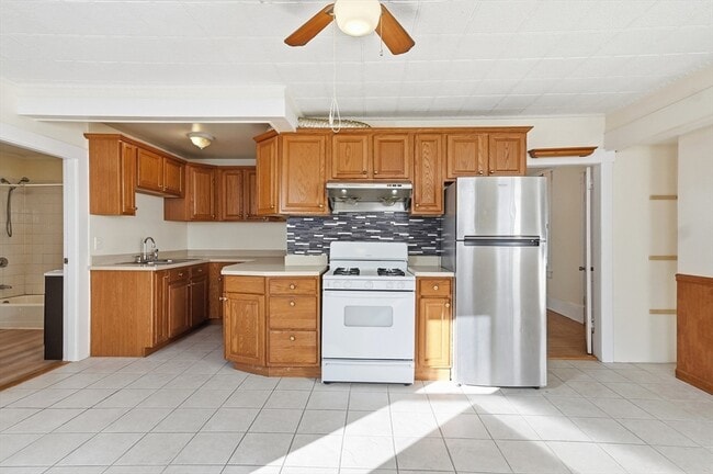 223 School St in Lowell, MA - Building Photo - Building Photo