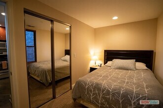 2104 W Roscoe St, Unit 2 in Chicago, IL - Building Photo - Building Photo