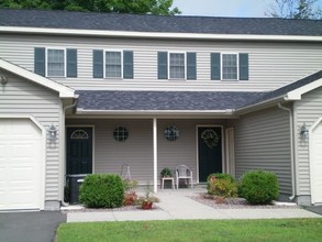 Foxwood Townhouse Apartments in Rome, NY - Building Photo - Building Photo