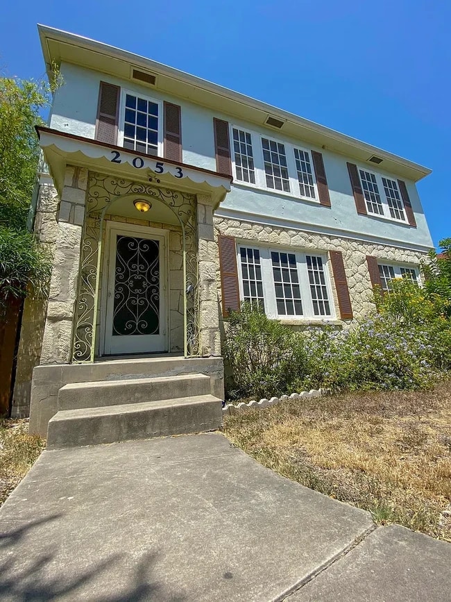 2053 W Gramercy Pl in San Antonio, TX - Building Photo - Building Photo