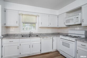 2530 Saint John Ct in Riverdale, IA - Building Photo - Building Photo