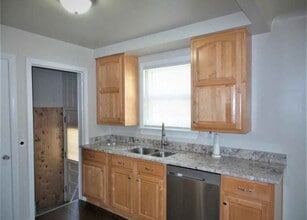 19104 Kenosha St in Harper Woods, MI - Foto de edificio - Building Photo