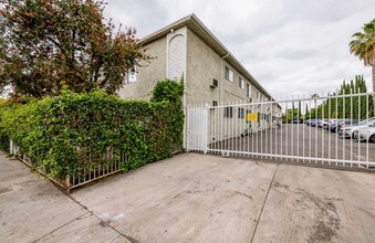 6861 Sepulveda Blvd in Los Angeles, CA - Building Photo - Building Photo