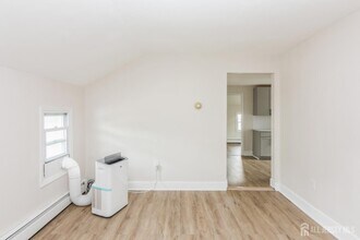 176 Manalapan Rd in Spotswood, NJ - Building Photo - Building Photo