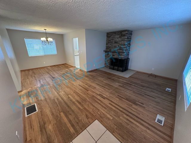 12305 SE Juniper St in Milwaukie, OR - Foto de edificio - Building Photo