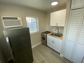 10 N Palmway in Lake Worth Beach, FL - Building Photo - Building Photo
