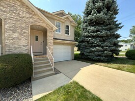 405 Park Creek Ct in Normal, IL - Building Photo