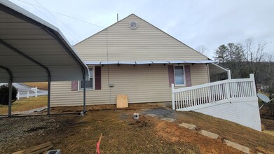 300 Grayson St in Sparta, NC - Building Photo - Building Photo