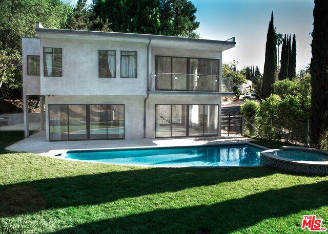11200 Dona Lola Dr in Los Angeles, CA - Building Photo - Building Photo