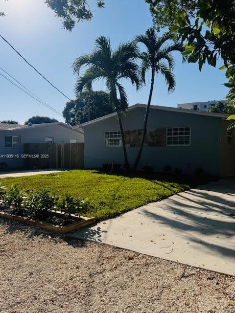 2532 NE 182nd St in North Miami Beach, FL - Building Photo - Building Photo