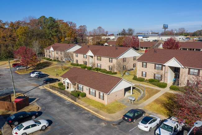 Pine Cone Apartments in Tuscaloosa, AL - Building Photo - Building Photo