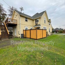 303 N Holly St in Medford, OR - Building Photo - Building Photo