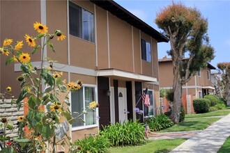 7711 Ellis Ave in Huntington Beach, CA - Building Photo - Interior Photo