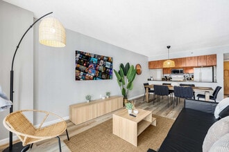 1200 Brickell Bay Dr in Miami, FL - Building Photo - Building Photo