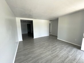 5703 9th St Cir E in Bradenton, FL - Building Photo - Building Photo
