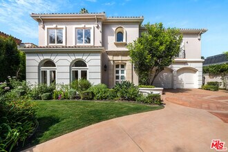 915 N Rexford Dr in Beverly Hills, CA - Building Photo - Building Photo