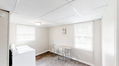 110 Candlelight Ln SW in Atlanta, GA - Building Photo - Building Photo