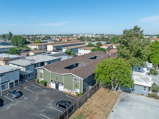 La Paloma in Bellflower, CA - Foto de edificio - Building Photo