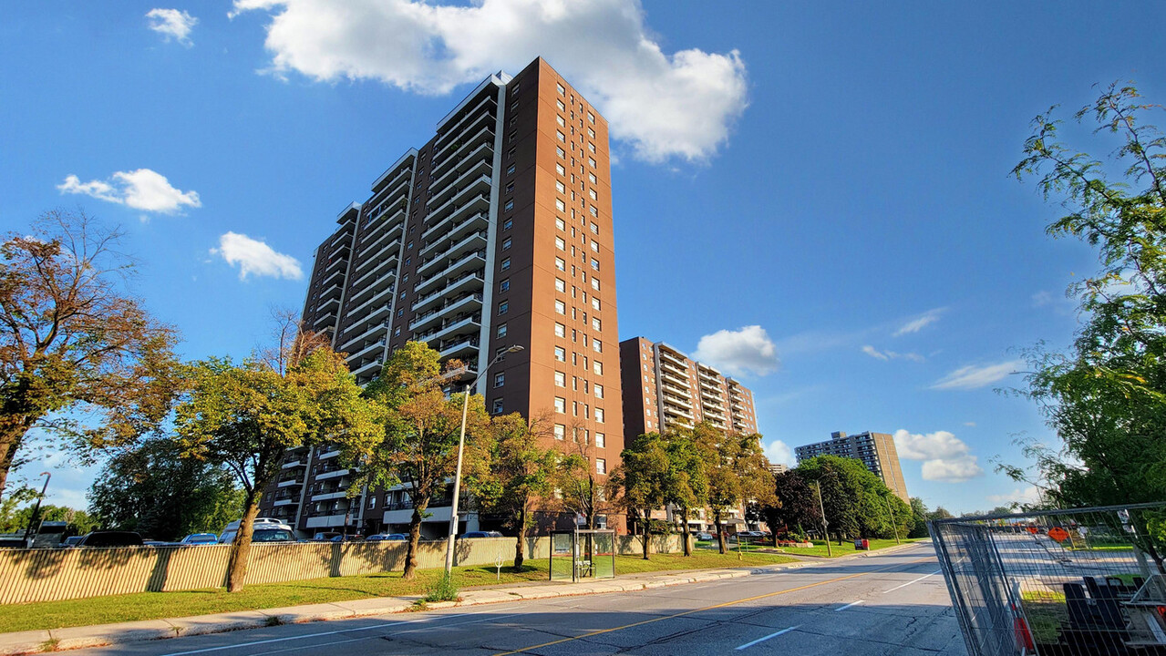 Richmond Park Square in Ottawa, ON - Building Photo