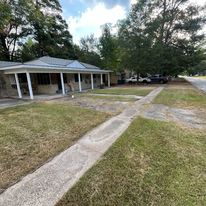 1907 W 28th Ave in Pine Bluff, AR - Foto de edificio