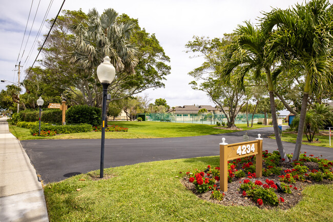 PELICAN HARBOUR & BEACH CLUB in Longboat Key, FL - Building Photo - Building Photo