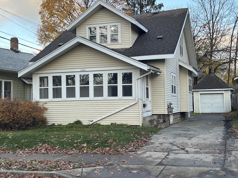 1944 Oakwood Ave NE in Grand Rapids, MI - Foto de edificio