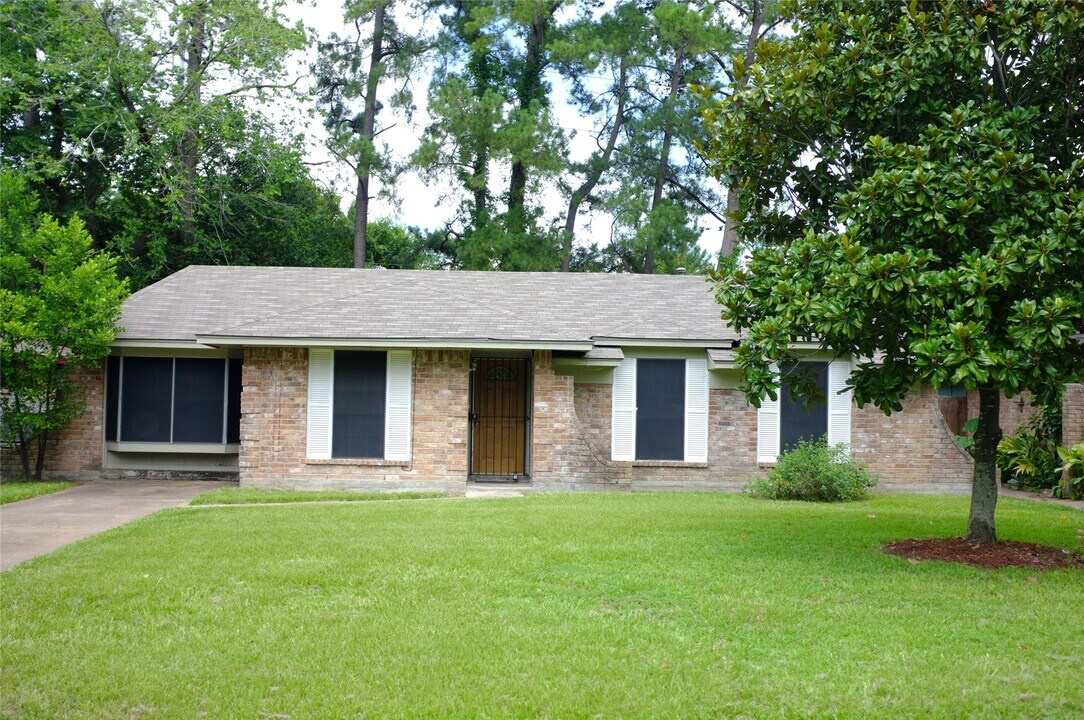 6310 French Chateau Dr in Houston, TX - Building Photo