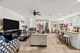 6545 NW Oaklawn Way in Port St. Lucie, FL - Foto de edificio - Building Photo