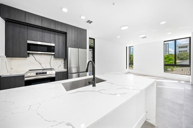 526 SW 2nd St in Miami, FL - Foto de edificio - Building Photo