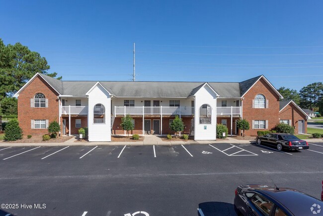 4004 Whitebridge Dr in Winterville, NC - Building Photo - Building Photo