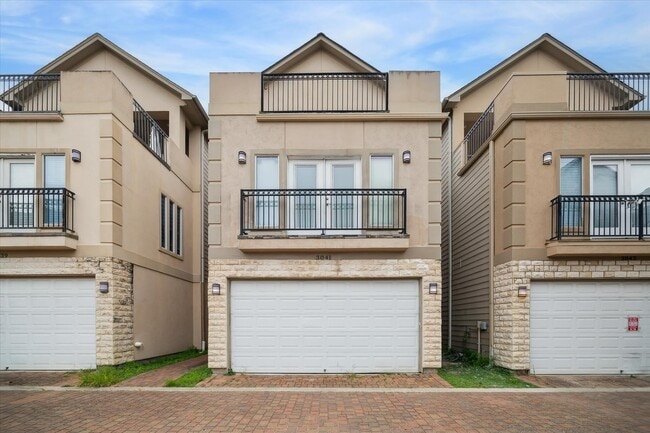 3041 Clinton Dr in Houston, TX - Building Photo - Building Photo