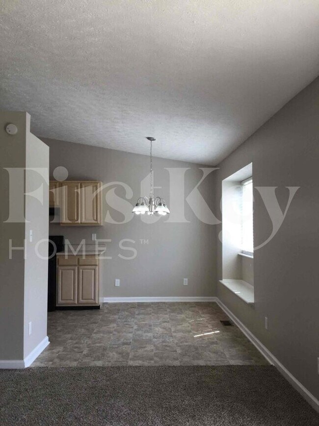 274 Meadow Glen Dr in Avon, IN - Building Photo - Building Photo