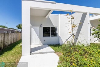 817 NW 7th Ave in Hallandale Beach, FL - Foto de edificio - Building Photo
