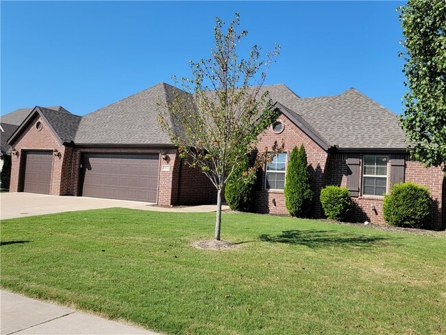 1053 Tarah Knolls Cir in Centerton, AR - Foto de edificio - Building Photo