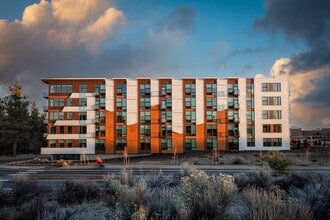 Strata in Bend, OR - Foto de edificio - Building Photo