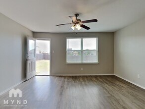 3920 Asher Alley in Saint Hedwig, TX - Foto de edificio - Building Photo